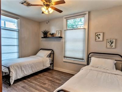 Historic 3 bed, 2bath Bungalow Minutes from IAH with Backyard Putting Green!