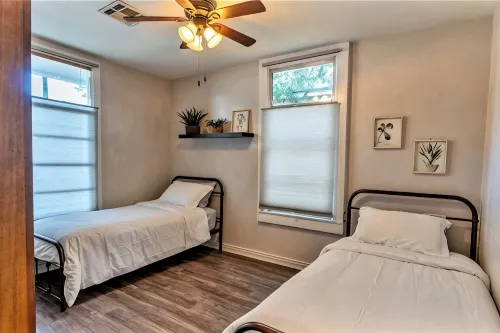 Historic 3 bed, 2bath Bungalow Minutes from IAH with Backyard Putting Green!
