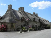 Cottage in the heart of the village of Kerascoët. Hotels in Nevez