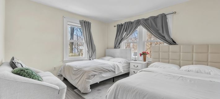Entire Private Apartment w/Patio and Big Driveway. Hotels in New Haven