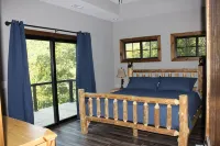 Charming 3 bedroom Riverside Cabin: WiFi, AC, & 3 Fireplaces in Hayesville, NC - Alppimaja