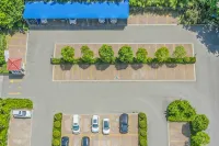 Swan Lake International Hotel - parking