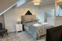 4 Bed End Terrace - Sleeps 7 - WiFi