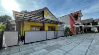Sabi Yellow House at Prawirotaman, w/ Private Pool - Villas