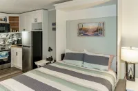 Beach Bum Hideaway - Cozy studio condo with full kitchen. 400 ft to the beach! - Bungalows