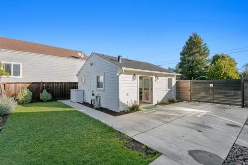 New Modern Guesthouse Retreat near Berkeley & SF - King Bed, AC, Standing Desk