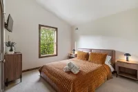 Cozy Pocono Chalet  Hot Tub, Fireplace, Near Ski Resorts & Lake Access - Chalets