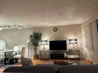 LUXE 3 BR, 2 BA + Hot Tub - Homestays