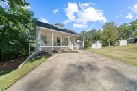 Family Friendly Lakefront Cottage/ Home Theatre/ Bunk room - 3-Star