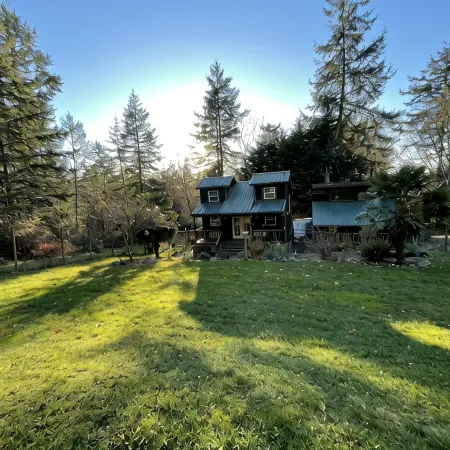 The Woodpecker Cabin on Guemes Island with Hot Tub!