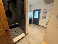 Cozy, Tranquil, & Stunning Lake View Home with Hot Tub, Sauna, and Outdoor Fun! - 4-Sterne