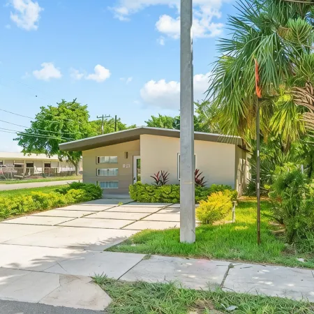 Beautiful Home Close to Beach and Atlantic Ave. Jacuzzi, Plunge Pool!
