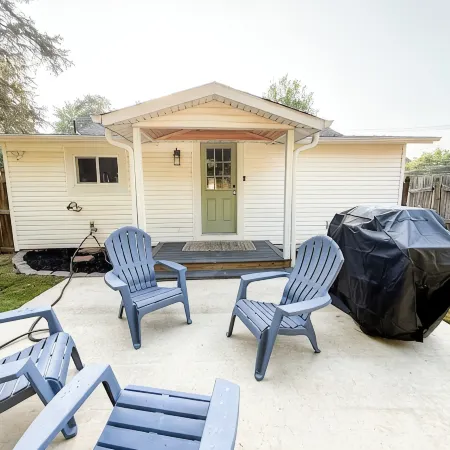 The Pecan Street Retreat - 1935 Gem