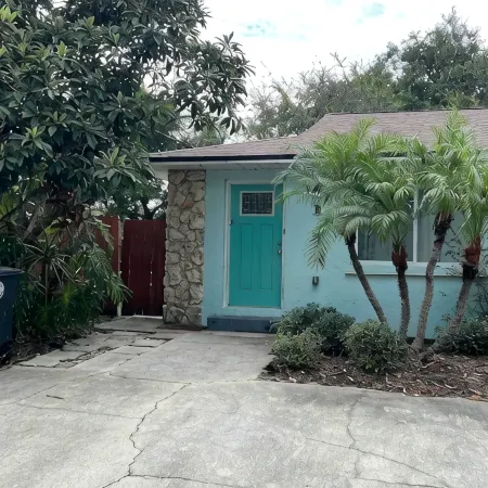 Perfect 2/1 beach duplex apartment in the heart of STA beach