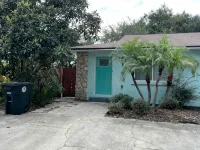 Perfect 2/1 beach duplex apartment in the heart of STA beach