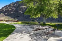 #161 Condo near large pool & shuttle to Gorge Amp-book separately - 3-Star