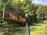 2Br 1BA - MT Snow, Ski Back Trail, Free Shuttle, Pool, BBQ - Green Mountain Den