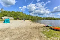 Romantic Pocono Lake Chalet: Firepit, Stream, near Lake, pools & Pet-Friendly - 비치