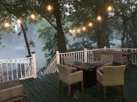Relax on the edge of Little Red @ Griffin Little Red River Cabin - balcón
