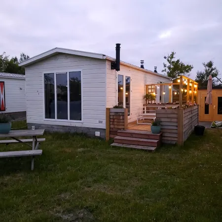 Beautiful and comfortably furnished chalet 400 meters from the beach of Petten. Hotels in Petten