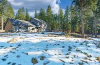 Forested Oasis for the Whole Family- Pet Friendly! Game Room, Hot tub and more! - 샬레 호텔