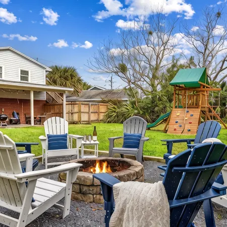 BIG Backyard w/Terrace-Dining-Games-Firepit // 6min2Beach