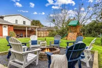 BIG Backyard w/Terrace-Dining-Games-Firepit // 6min2Beach - Holiday bungalows