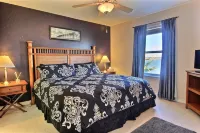 Water & Sunset Views! Easy Walk to the Beach 3 BR 2.5 BTH With Garage, Sleeps 8 - 按摩浴池