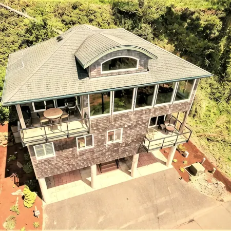 Elevator, Master Suites, Jacuzzi's -  steps to the Beach!