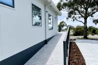 HORIZON at BINALONG BAY Have fun with the whole family at this new beach house. - 4-Star