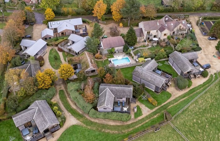 Honeysuckle lodge - sleeps 4/5 with wood burner and private hot tub