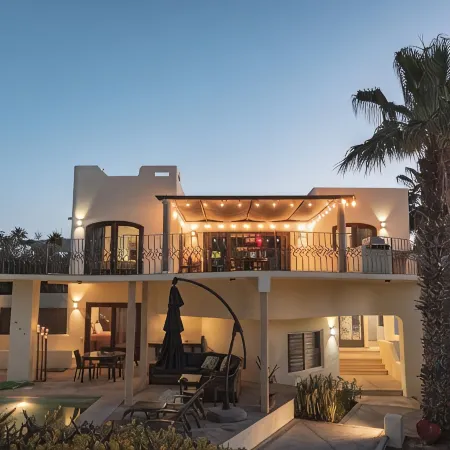 Casa Reyes. Gorgeous 6 Bedroom Home, Walk to the Beach, Heated Pool & Ocean View