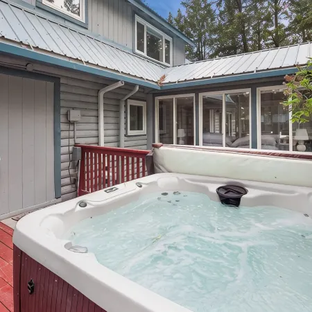 6-bed, 5-bath cabin with majestic view of Flathead Lake with AC - sleeps 20