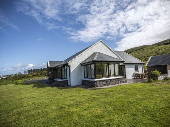 Luxury Seaside Cottage, Stunning Ocean Views, Waterville, Ring of Kerry