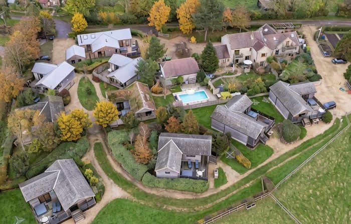 Hillside Lodge - sleeps 4/10  with wood burner and private hot tub
