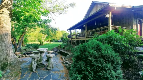 Creekfront Retreat • Hot Tub • Pool Table • Near Town/National Park • Rejuvenate