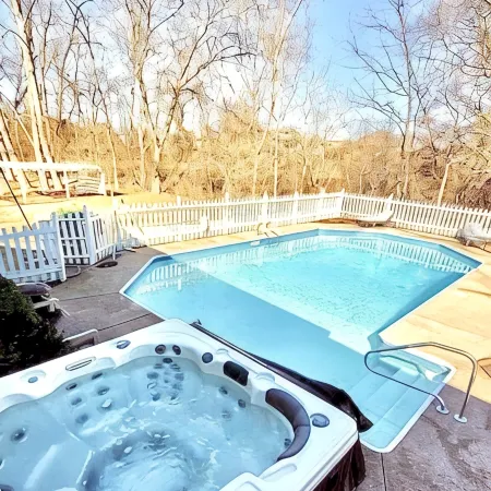 Muletown’s Modern Comfy Cottage w/ inground pool, hot tub, pool table & fire pit