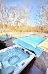Muletown’s Modern Comfy Cottage w/ inground pool, hot tub, pool table & fire pit - 4 星級