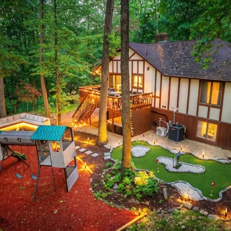 The Hidden Gem! Speakeasy, Karaoke, Hot Tub, Golf
