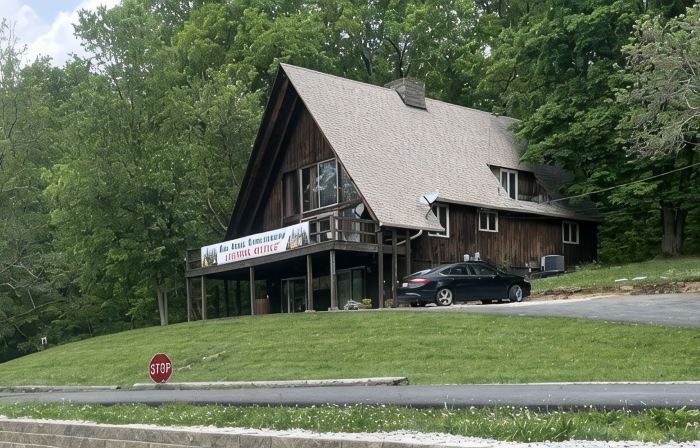 Cozy Cottage at Oak Creek Campground (pool, pet friendly, dog park, near Ark)