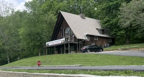 Cozy Cottage at Oak Creek Campground (pool, pet friendly, dog park, near Ark)