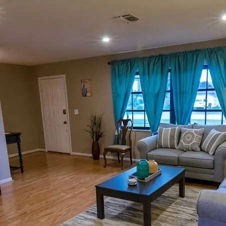 Charming 2-bedroom house with AC, WiFi in lovely Deltona