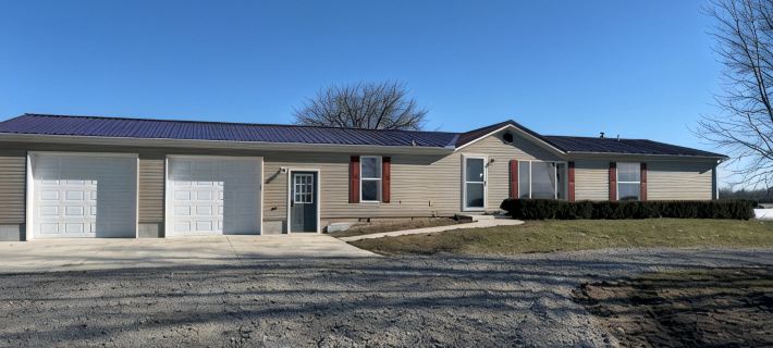 Quiet. Relaxing. 4-bedroom House with AC, Jetted Tub and WiFi. Hotels in Sanilac County