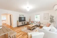 Vintage Home By Parks- 20 min to U of O - 8 min to Airport - Pet Friendly - Bungalows