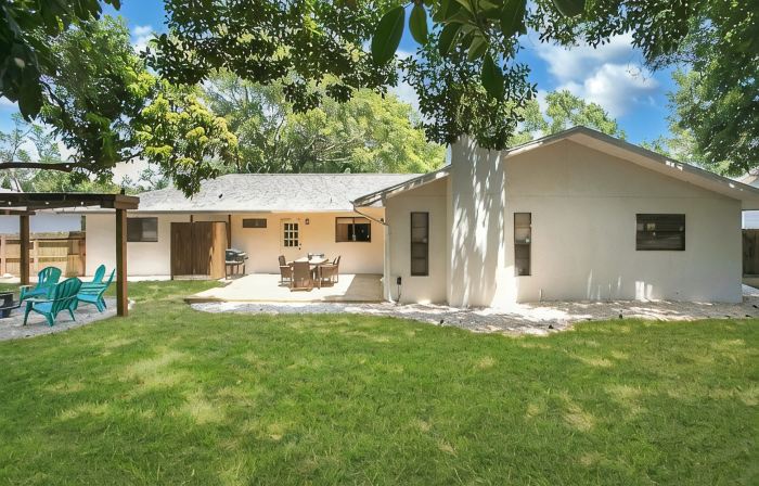 Welcome to our gorgeous remodelled home! Near Anna Maria and Bradenton beach.