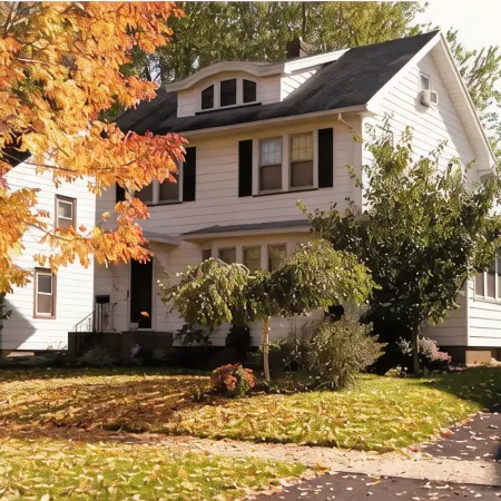 Entire home in quaint neighborhood -walk to restaurants and close to everything!