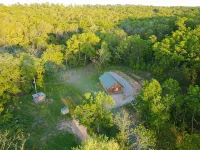 Cozy cabin retreat close to kayaking and hiking trails. Hotels in Ozark County