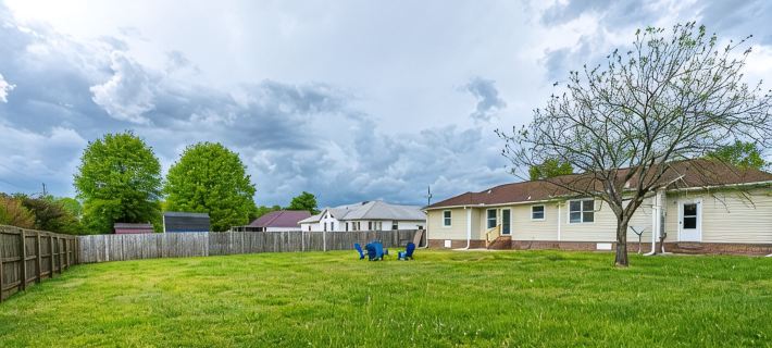 NEW! Fully stocked luxury home 5 min to I-65/I-72. Hotel di County Limestone