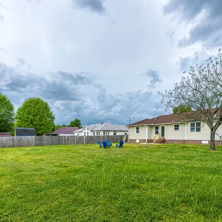 NEW! Fully stocked luxury home 5 min to I-65/I-72.