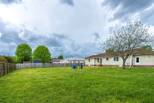 NEW! Fully stocked luxury home 5 min to I-65/I-72.